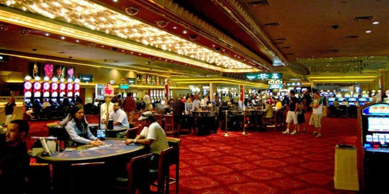 nguoi choi thich thu khi tham gia game tai song bai campuchia moc bai