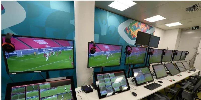 Công nghệ VAR trong bóng đá: Khái niệm và cách hoạt động 4 Quy trình áp dụng VAR trong các trận đấu